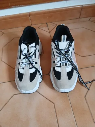 Zapatillas deportivas beige y negras