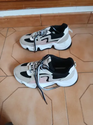Zapatillas deportivas beige y negras