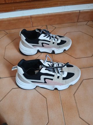 Zapatillas deportivas beige y negras