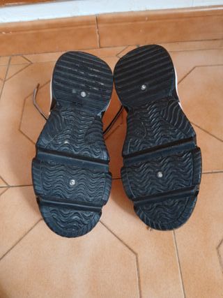 Zapatillas deportivas beige y negras