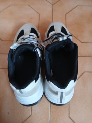 Zapatillas deportivas beige y negras