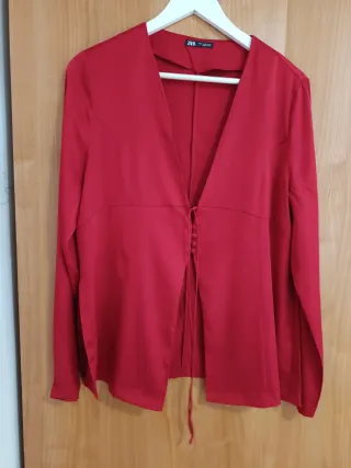 Blusa Zara satinada roja talla M
