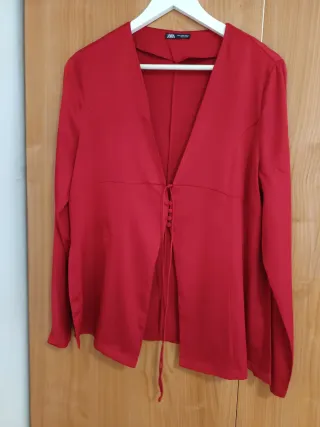 Blusa Zara satinada roja talla M