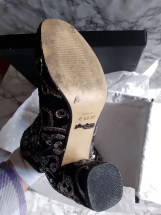 Stivaletti PrimaDonna neri con ricami oro