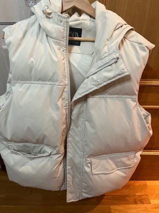 Chaleco Zara acolchado con capucha