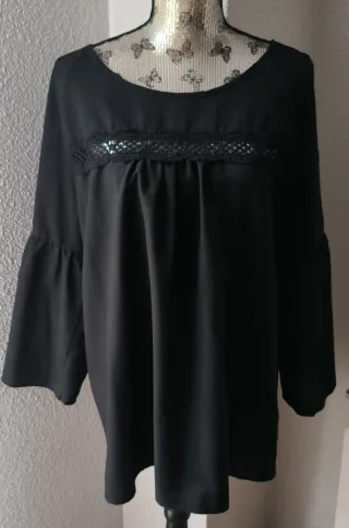 Blusa negra con encaje Shein Curve