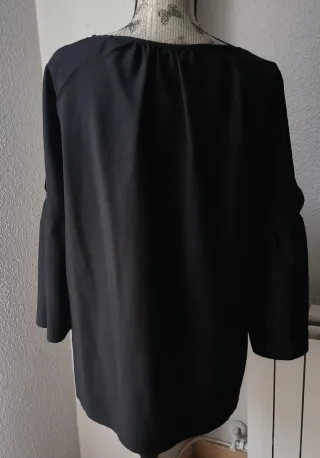 Blusa negra con encaje Shein Curve