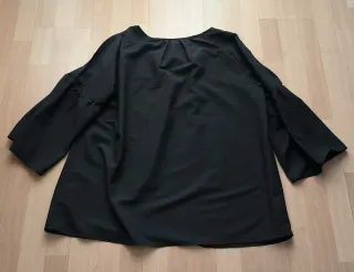 Blusa negra con encaje Shein Curve