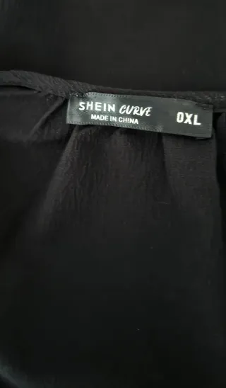 Blusa negra con encaje Shein Curve