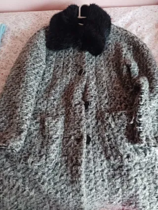 Abrigo gris con cuello de pelo