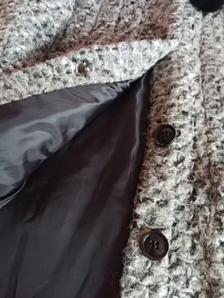 Abrigo gris con cuello de pelo