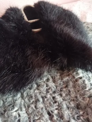 Abrigo gris con cuello de pelo