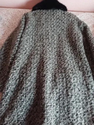 Abrigo gris con cuello de pelo