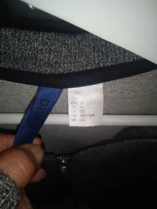 Chaqueta de chándal gris con cremallera