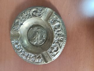 Cenicero vintage latón con relieve