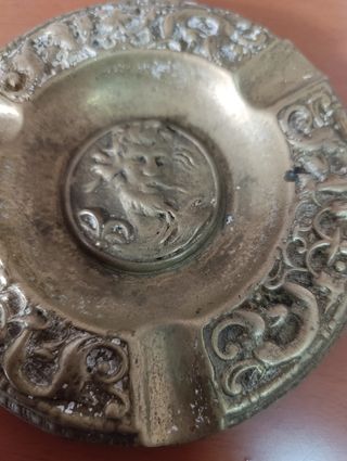 Cenicero vintage latón con relieve