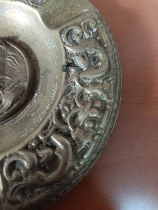 Cenicero vintage latón con relieve