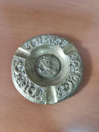 Cenicero vintage latón con relieve
