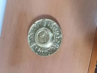 Cenicero vintage latón con relieve