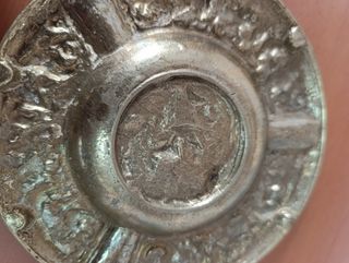 Cenicero vintage latón con relieve