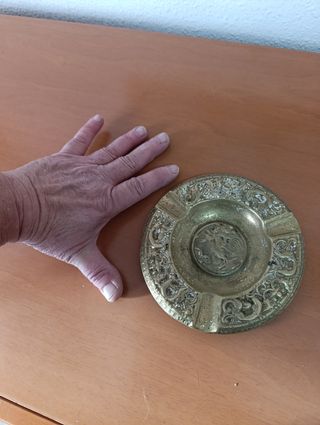 Cenicero vintage latón con relieve