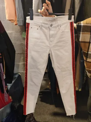 Pantalones blancos con raya lateral roja