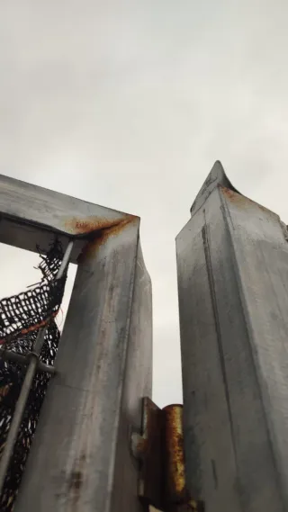 Puerta metálica 4x2m + 9m malla