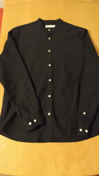 Camisa negra cuello mao