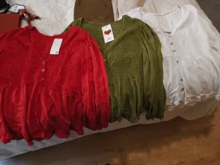 Blusas de mujer (rojo, verde, blanco)