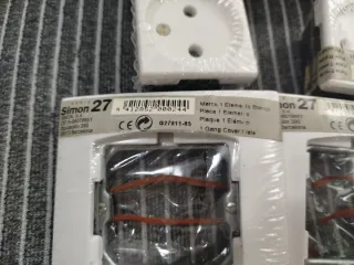 Lote enchufes y mecanismos Simon 27
