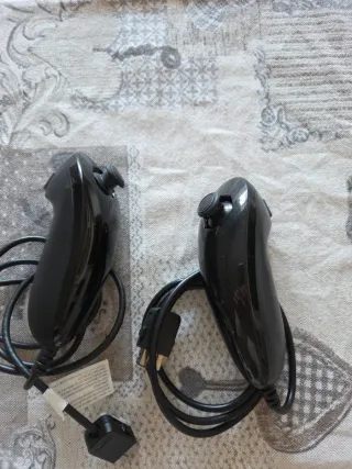 2 Telecomandi Wii + 2 Nunchuck Nintendo