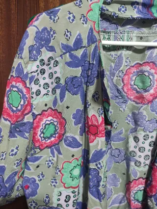 Camisa oversize flores sin cuello