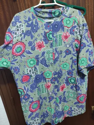 Camisa oversize flores sin cuello
