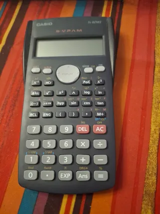 Calculadora Científica Casio fx-82MS