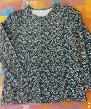 Camiseta estampada floral manga larga
