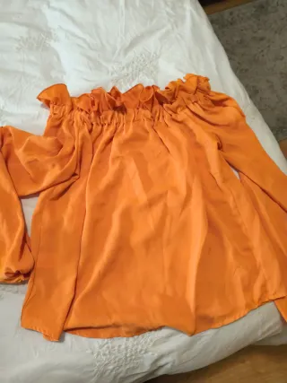 Blusa naranja hombros descubiertos