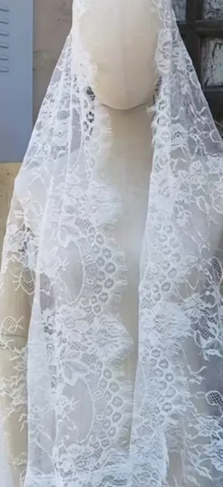 Mantilla de encaje blanco