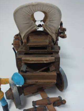 Carreta artesanal con figuras vaqueros e indios