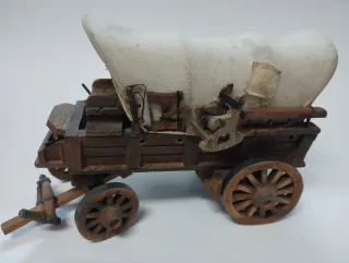 Carreta artesanal con figuras vaqueros e indios