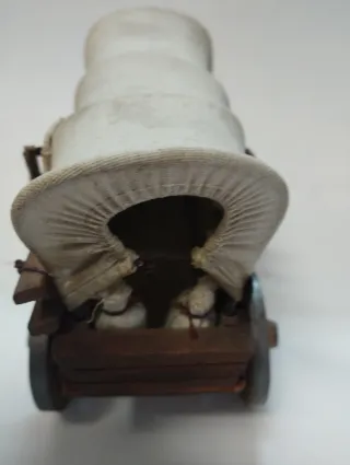 Carreta artesanal con figuras vaqueros e indios