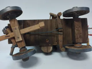 Carreta artesanal con figuras vaqueros e indios