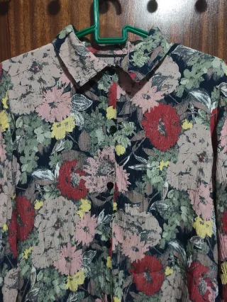 Elegante camisa estampada flores