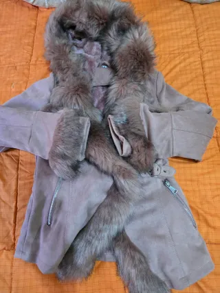 Abrigo de pelo sintético beige y marrón