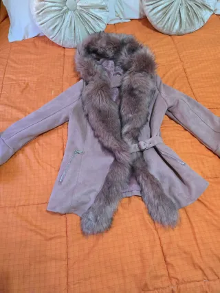 Abrigo de pelo sintético beige y marrón