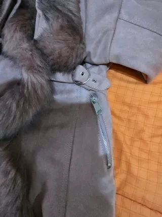 Abrigo de pelo sintético beige y marrón