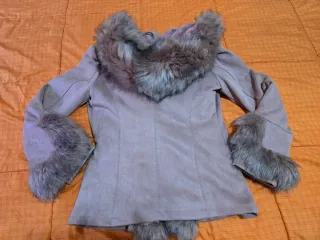 Abrigo de pelo sintético beige y marrón