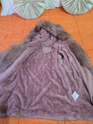 Abrigo de pelo sintético beige y marrón