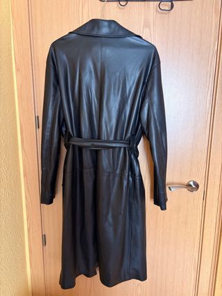 Gabardina cuero Bershka negra