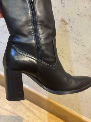 Bota alta mujer negra