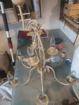 Lámpara de mesa beige y transparente